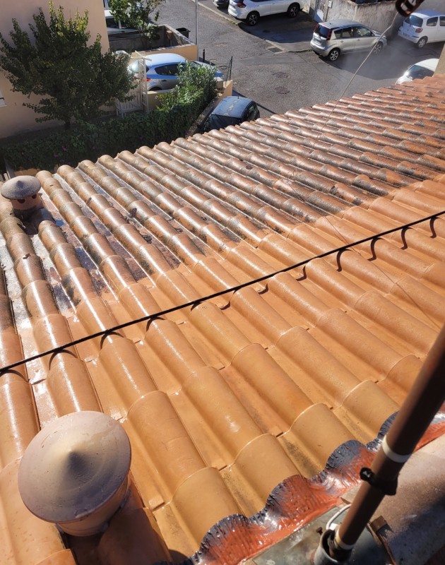 Nettoyage de toiture en tuile dite canal pour éviter les bouchons et infiltration de votre maison de Narbonne à côté de Pezenas
